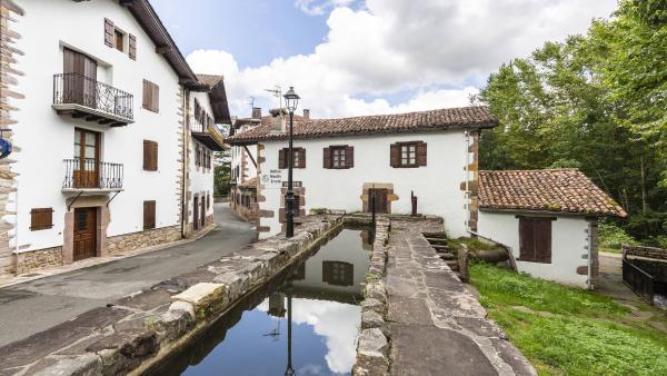 Maisons et rivière Ugarana à Urdazubi/Urdax